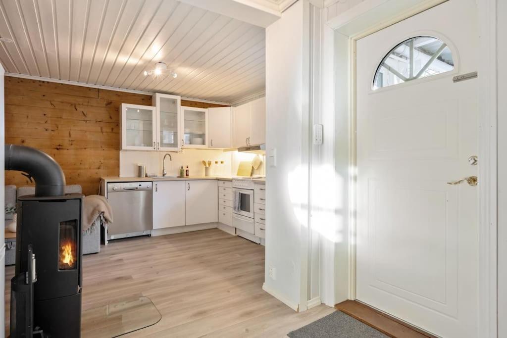Central Apartment With Balcony, Self-Check In & Private Entrance Bergen Exterior foto