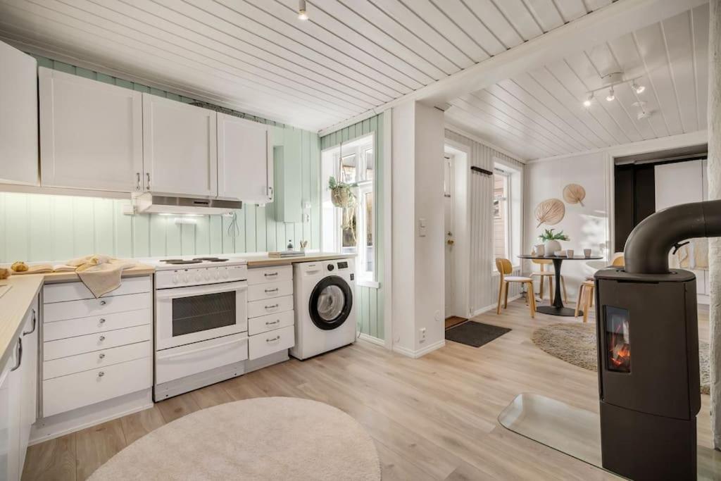 Central Apartment With Balcony, Self-Check In & Private Entrance Bergen Exterior foto