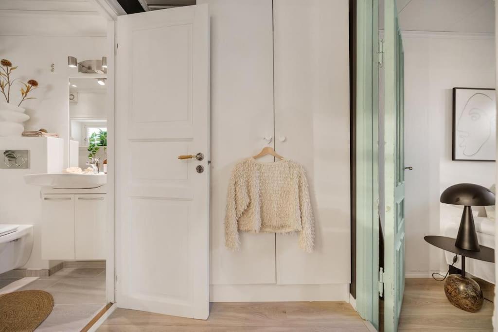 Central Apartment With Balcony, Self-Check In & Private Entrance Bergen Exterior foto