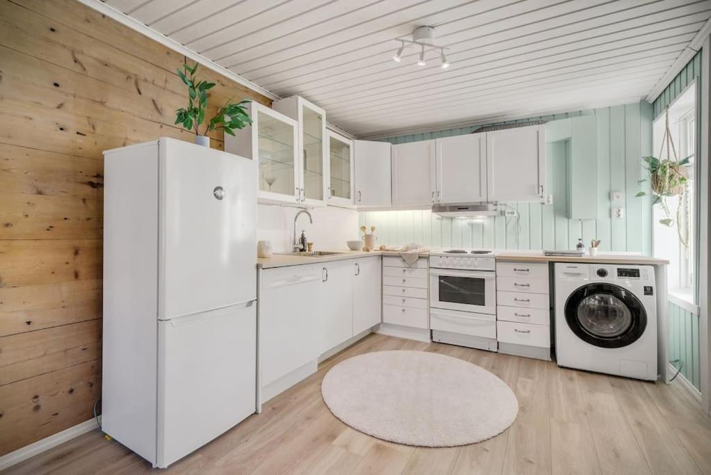 Central Apartment With Balcony, Self-Check In & Private Entrance Bergen Exterior foto